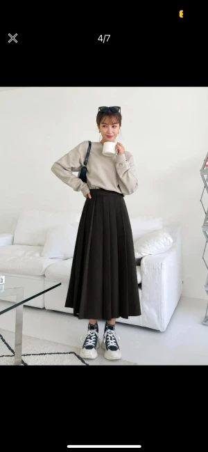 Svart kjol - Veckad svart midikjol! Aldrig använd! 