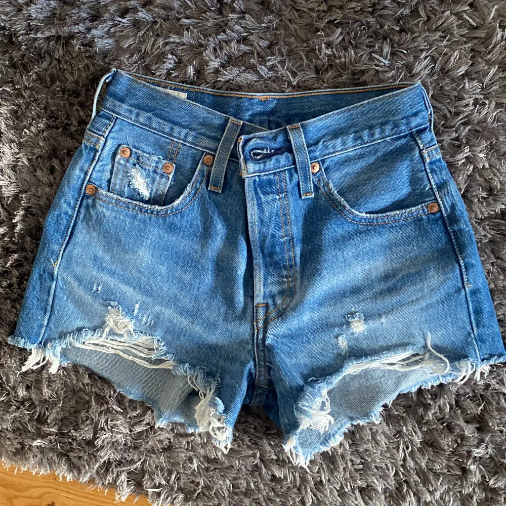 Ett par Levis jeans shorts perfekta till sommaren. Jag köpte de förra sommaren och nu har de tyvärr blivit för små men de är som nya, inga skador💕. Shorts.