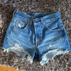 Ett par Levis jeans shorts perfekta till sommaren. Jag köpte de förra sommaren och nu har de tyvärr blivit för små men de är som nya, inga skador💕