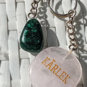 Nyckelring kristall - Använd ej köp nu funktionen, skriv privat om du vill köpa.  Frakt: 15kr  💗Rosenkvarts 💚Malakit