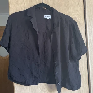 Kortärmad skjorta weekday storlek S - Fin skjorta perfekt till sommaren, tunnt material 