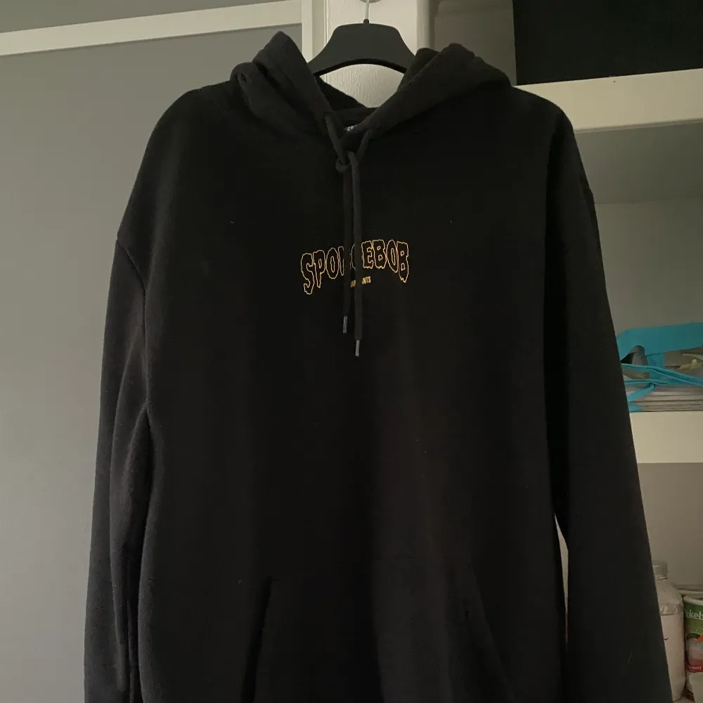 Super cool hoodie köpt på HM!  Sparsamt andvänd! . Hoodies.