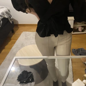 Skinnbyxor  - Skinnbyxor i jätte bra skick använd en gång 