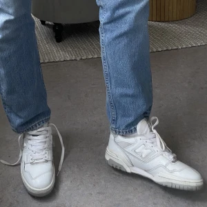 New Balance 550 VIT - Köpt på arket för 1650:- Storlek 39, använda litegrann - se bild. Överlag vita och fräscha. Kan gå ner i pris vid snabb affär