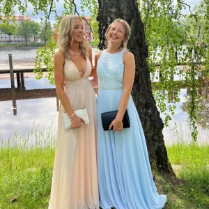 Balklänning Moa dress Nude/champagne - Intressekoll på min fina balklänning 💖💖💖 köpt på Ivory Field i Stockholm. Använd en gång och tvättad på kemtvätt. Några små märken kvar längst ner på klänningen, annars ser den ut som ny! 🦋 helt perfekt längd med klackar för mig som är 175 cm 💖