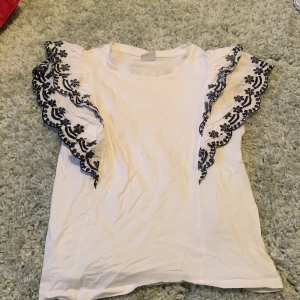 Zara topp  - Söt zara topp, köpt från barn avdelningen i 140 men passar XXS och XS. Söt croppad med så gulliga volanger och broderier!! 💗💗