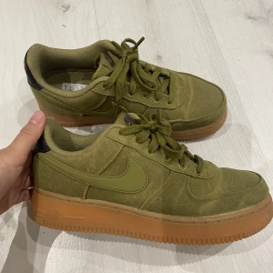 Air Force 1 - Säljer gröna af1s, köpta för flera år sen men har knappt använt dem pga fel storlek. Jättefint skick, inget smuts eller slit