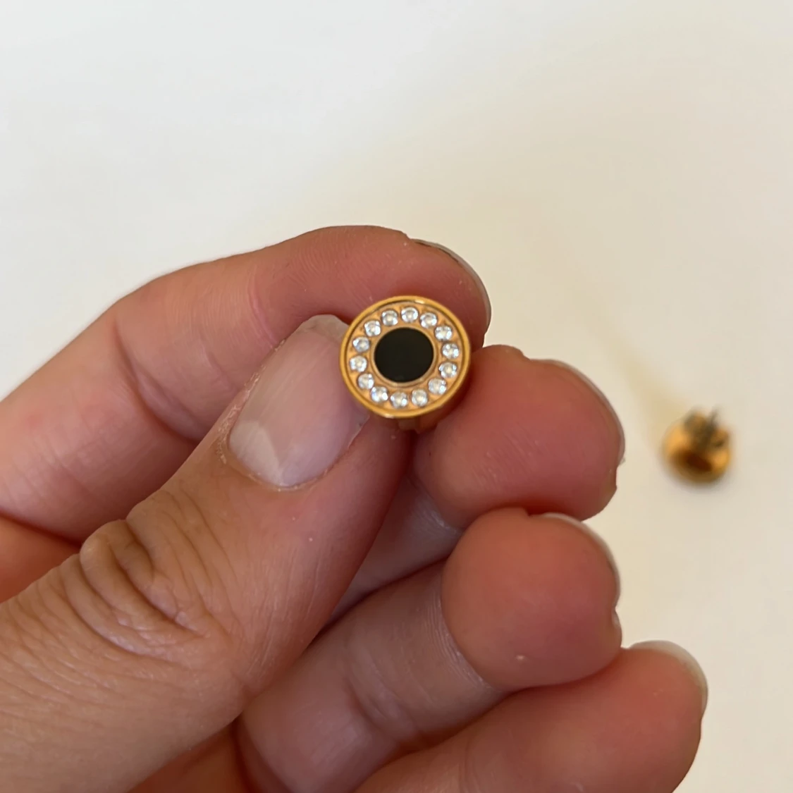 Örhängen i guld och svart  - 90