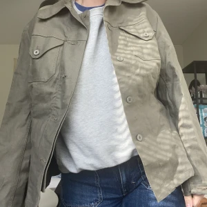 Jacka - Så fin militärgrön jacka! Hör av er vid frågor! Bra skick🌸😊❣️