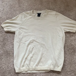 Stickad t-shirt  - En fin tunn stickad t-shirt från Lindex  Använd ca 4 gånger strl M