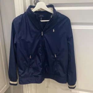 Ralph Lauren jacka - Tja, säljer nu min feta Ralph Lauren jacka. Skicket är 9/10. Nypris på den här ligger på 1200kr. Jackan passar perfekt till våren. Det finns även en inbyggd luva i jackan. Vid minsta fundering så får du gärna höra av dig, mvh Hugo.