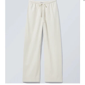 Linne byxor - Säljer nu mina low waisted linne byxor från weekday! Inga defekter! Säljs då de inte riktigt är min stil! 