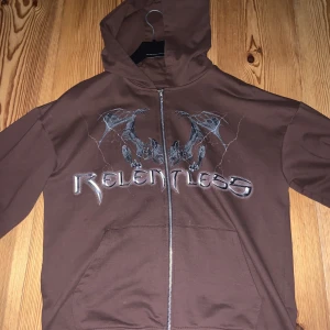 Night Addict hoodie  - Säljer min Night Addict hoodie i bra skick, knappt använd  Storlek S men passar även M för den är lite oversize 