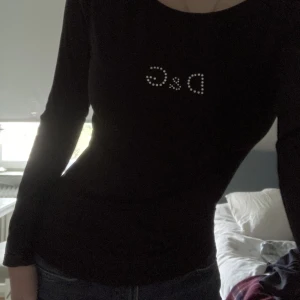 Svart långärmad tröja med dolce & gabbana tryck - Cool tröja med D&G tryck. Köpt på humana. Storlek M men passar som S/XS. Skriv om du har fler frågor eller vill ha fler bilder! Kan mötas upp i slussen eller frakta 💗