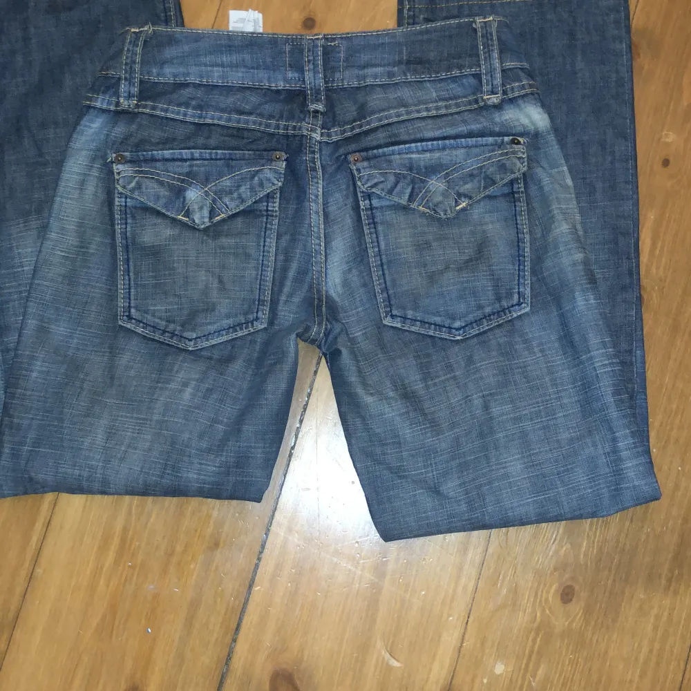 Ett par lowwaisted 2000s jeans skit snygga men säljer då de it kommer t användning. Jeans & Byxor.