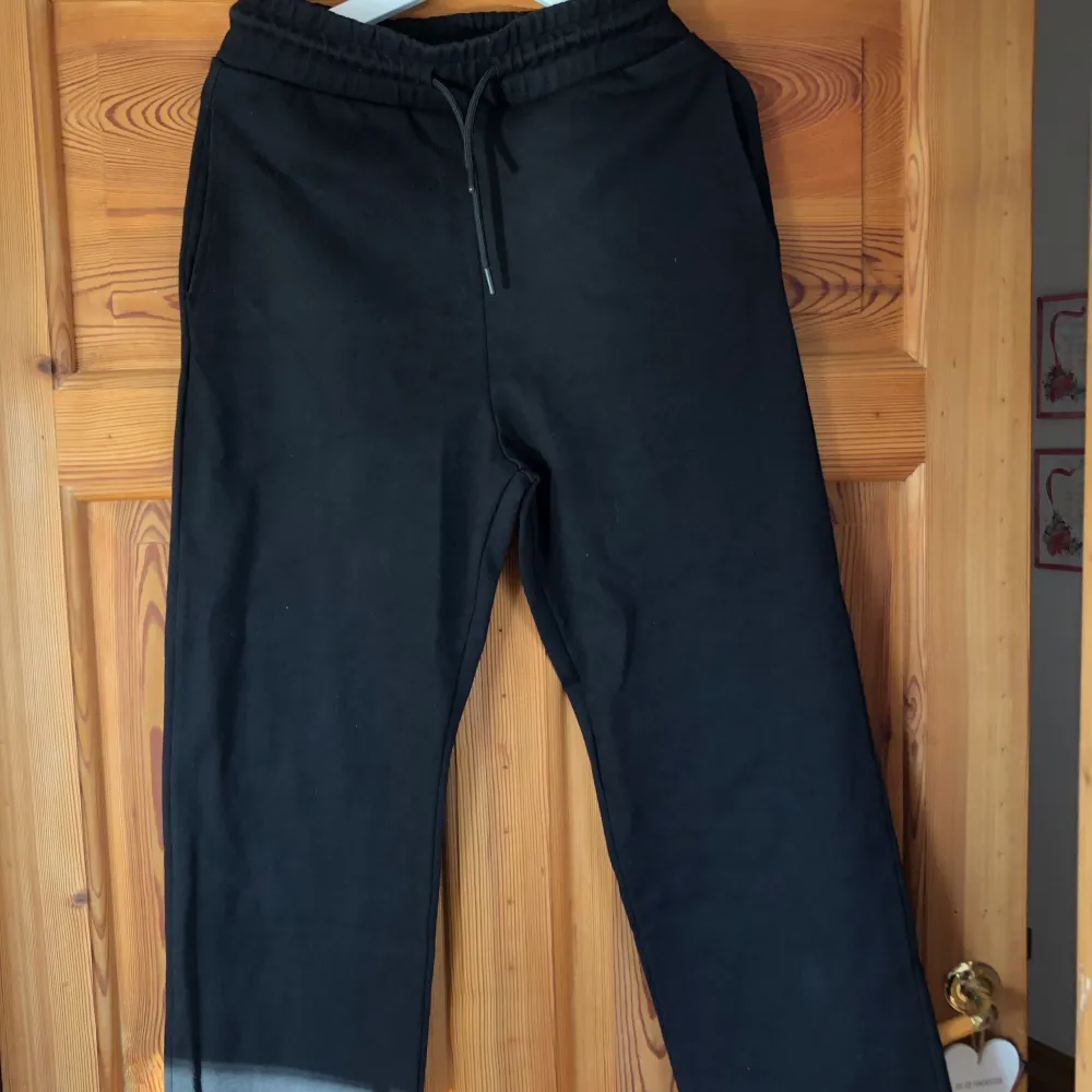 Svarta mjukiskostymbyxor med rak passform, passar killar mellan 175-180cm. Nästan oanvända, säljs då dem är för små. Frakten ingår i priset💚. Jeans & Byxor.