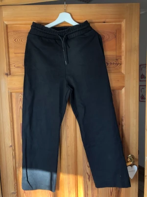 Svarta mjukiskostymbyxor - Svarta mjukiskostymbyxor med rak passform, passar killar mellan 175-180cm. Nästan oanvända, säljs då dem är för små. Frakten ingår i priset💚