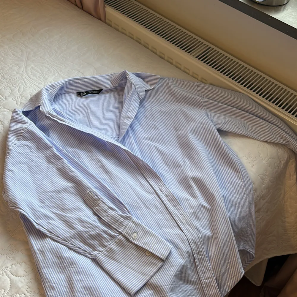 Oversized skjorta från zara 🤍. Skjortor.