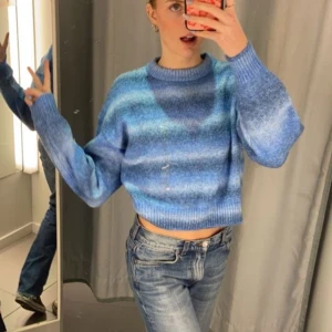 Trendig blå sweater!! - As fin sweater från hm som är i bra skick:) första bilden är lånad från Pinterest, den är verkligen så fin men använder den tyvärr inte.