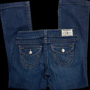 Säljer dessa vintage true religion bootcut jeans som är svåra att få tag på. De är för stora för mig. De är lågmidjade och W28. Längden är perfekt på mig som är 166 cm. Om du har en samma med mått W25-26/L30 kan vi byta! Budgivning vid mkt intresse 