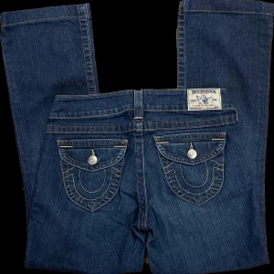 True religion bootcut - Säljer dessa vintage true religion bootcut jeans som är svåra att få tag på. De är för stora för mig. De är lågmidjade och W28. Längden är perfekt på mig som är 166 cm. Om du har en samma med mått W25-26/L30 kan vi byta! Budgivning vid mkt intresse 
