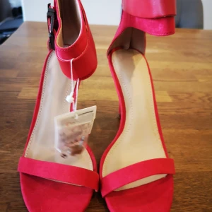 Röda sandaletter  - Helt nya röd sammet sandaletter från Zara, storlek 39