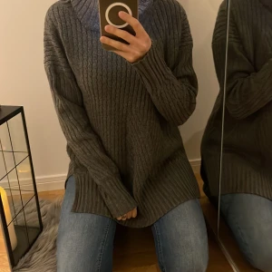 Stickat tröja  - Nyskick stickat tröja. Passar fint med midjebälte. Passar för XS,S & M storleksbärare. Obs bältet tillhör inte artikeln, eget val att ha bälte eller utan :D 