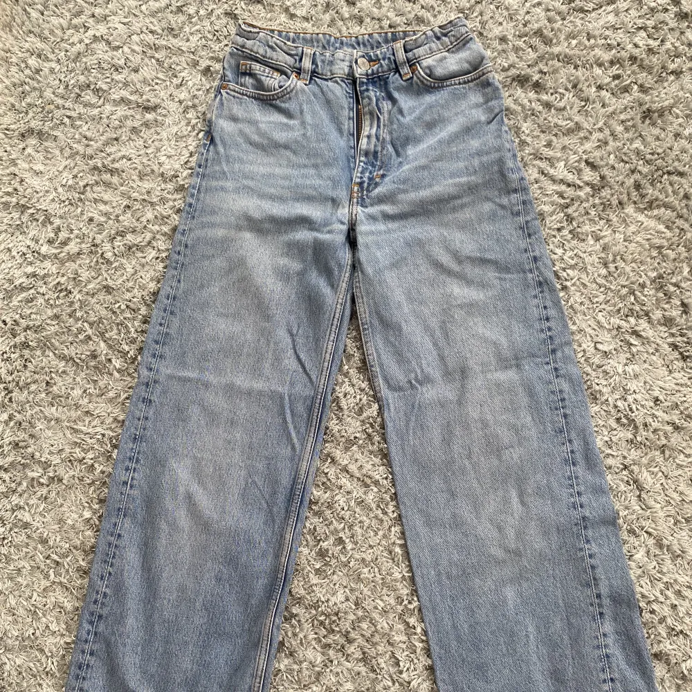 Yoko jeansen från Monki, nypris 399kr! Har sytt in dem i längden och sytt in ett gummiband i midjan men det är lätt att ta bort om man vill💕Pris kan diskuteras! Säljer likadana blå på min sida!!. Jeans & Byxor.