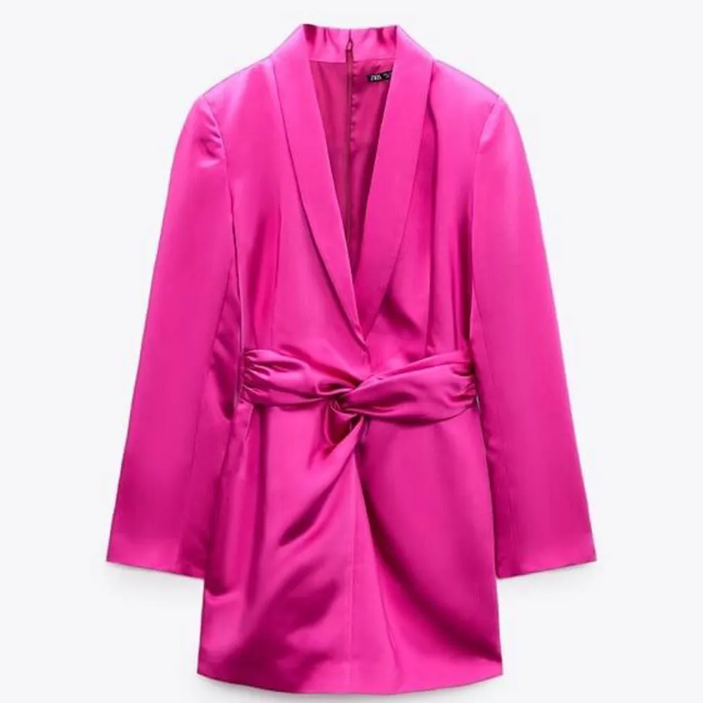 En satin kavaj/blazer klänning från Zara som framhäver kroppen. Aldrig använd med prislapp på. (pris går att diskuteras) . Klänningar.