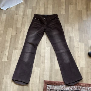 Lågmidjade Manchesterbyxor bootcut  - Lågmidjade bootcutbyxor! 