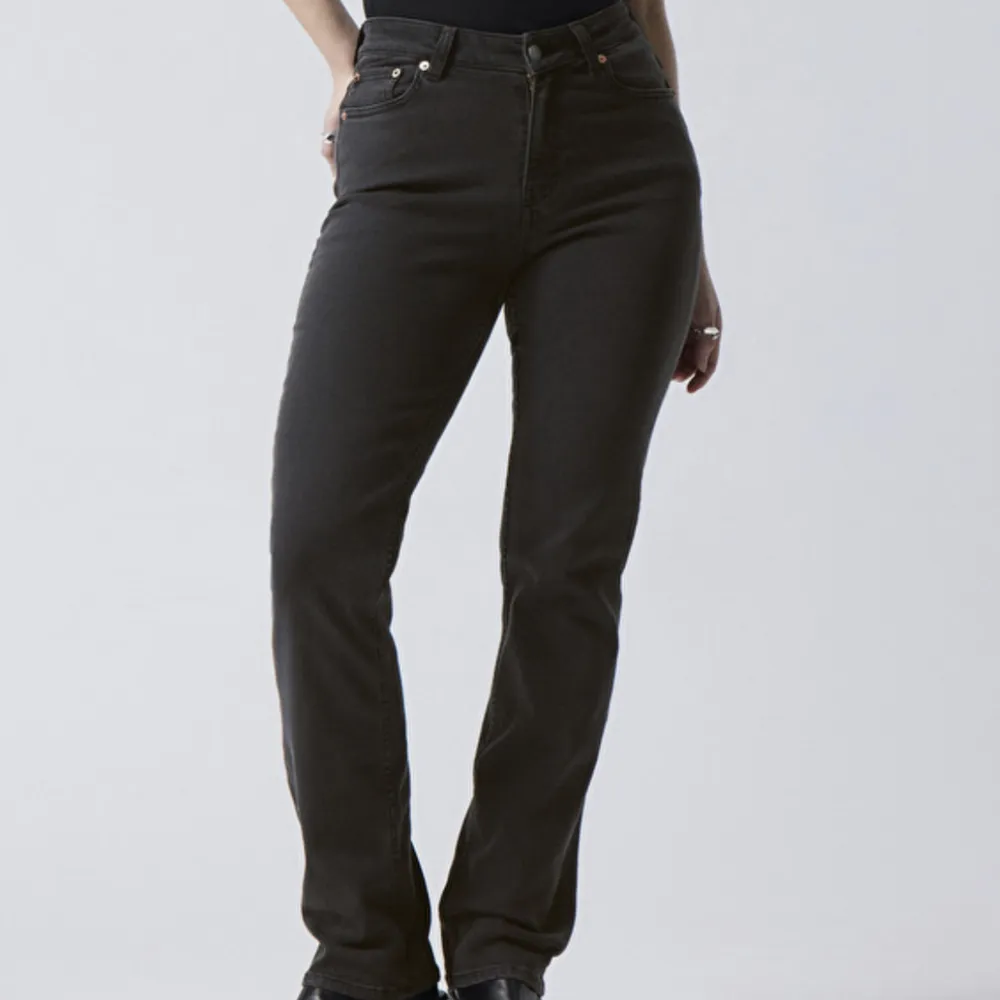 Jätte fina kurvframhävande jeans som är mid waist.💗. Jeans & Byxor.