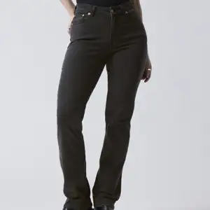 Jätte fina kurvframhävande jeans som är mid waist.💗