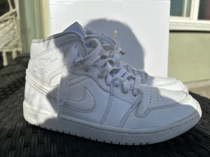 Air Jordan 1 mid - Skor, stl. 39, Dam Säljer ett par air Jordan 1 mid white/white eller snakeskin white.  De är använda då och då i ett halvår men fortfarande i utmärkt skick. Kvitto finns. Det är en dammodell och i storlek 39 men funkar för alla kön.