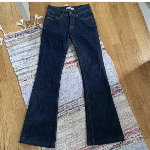 Blåa lågmidjade jeans - Ett par mörkblå lågmidjade bootcut jeans som inte längre passar mig! ! De är köpta på plick och är i perfekt skick! Midjemått 70cm, innerbenslängd 79cm och ytterbenslängd 101cm!💕