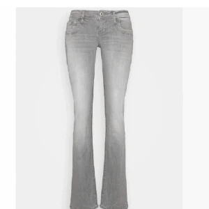 Ltb Jeans - Lägger upp dessa igen då det blev fel förra gången. Jeansen har ett slitage längst ner men inget som jag tänker på❤️lite långa på mig som är 170. Kom privat för fler bilder.