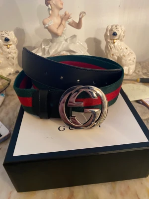 Gucci bälte  - Hej! Säljer nu mitt Gucci bälte då de bara ligger o aldrig används. Det är använt Max 2 gånger så helt nytt 10/10. 100cm  Köpt i Stockholm på Gucci  Kvitto finns självklart 