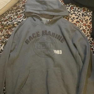 Race marine hoddie  - Bra kvalite, ett väldigt litet hål vid ärmen