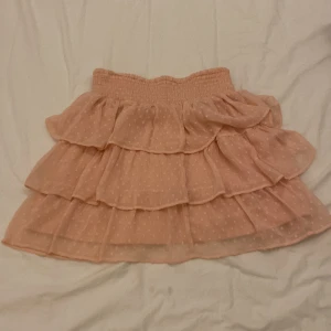 Rosa volang kjol 100kr+frakt - Stl. 146-152. Är 15 och den funkar på mig också. Säljer pgd av att jag inte gillar rosa🙈