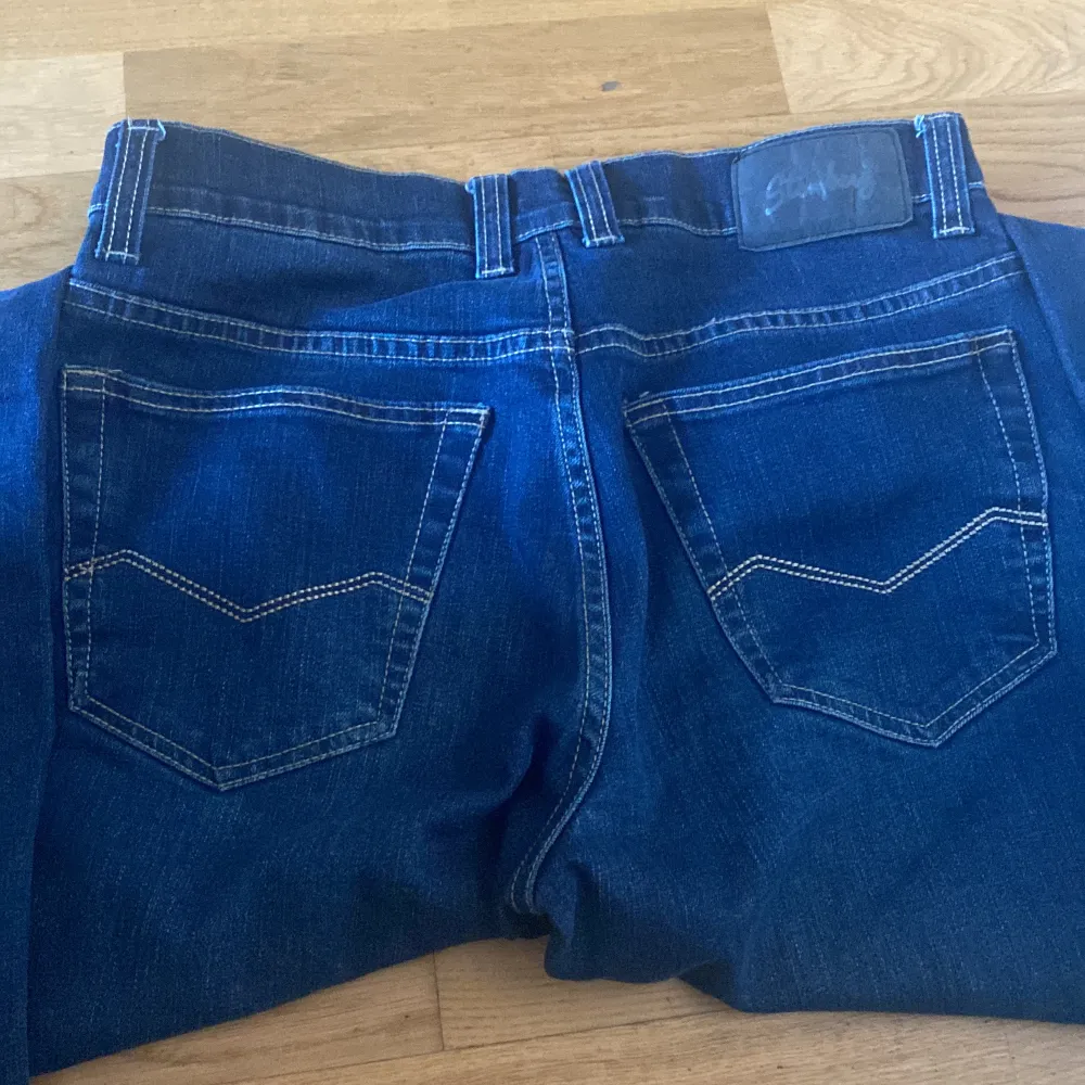 Jag säljer ett par mörkblå jeans som jag knappt använt. Det står dock ingen storlek på de men passar mig som är cirka 165 vid längden men är lite långa.  Möts upp i malmö . Jeans & Byxor.