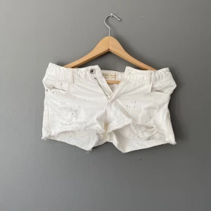 Jeansshorts💘 - Vita jeans shorts i xs ❤️‍🔥 säljer eftersom de är försmå. Superfina och inga defekter ❤️‍🔥