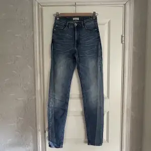 Tvåfärgade jeans från Lindex. Hög midja och lite stretchigt matreal. 