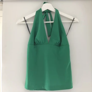 Smaragdgrönt halterneck topp - halterneck top i smaragdgrön, toppen är i storkek S enligt mig (storleks lapp och märke är borta)  Linnet är sytt i väldigt fint material. 