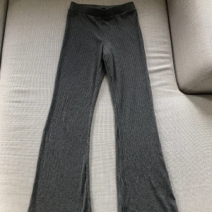 Ribbade byxor  - Ett par ribbade byxor i bootcut/flare från hm. Storlek 158. Fint skick! Köparen står för frakten💖