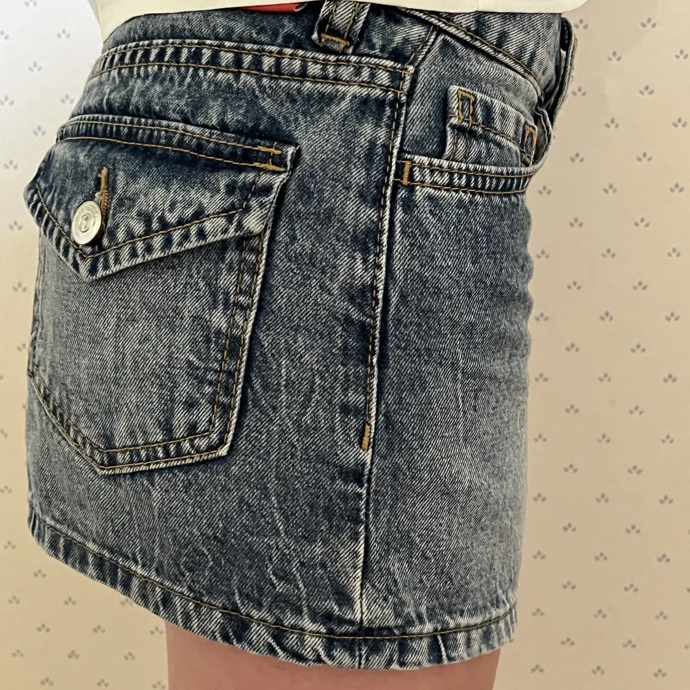 Jätte fin jeans kjol! 🫶🏻✨ Skriv för mått 🦋. Kjolar.