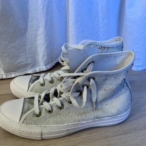 Converse  - Säljer dessa jättesnygga converse mer paljetter då de är förstora för mig! Skorna har aldrig använts och de har fortfarande prislappen. Jag köpte de i nyskick från sellpy. Skorna har några små defekter på sulorna som knappt syns. 