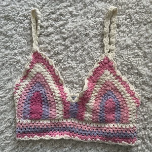 Virkad topp  - Handvirkad rosa, lila och beige/vit topp från stradivarius! Super söt till sommaren. Den är lite för liten för mig därav oanvänd 