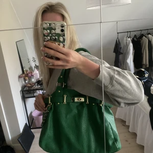 Grön väska - Säljer denna fina gröna väskan, den har flagnat lite därav priset💗