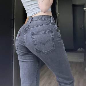 Levi’s jeans i herrmodell storlek W28/L32, grå tvätt🤍