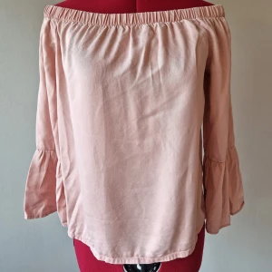 Off the shoulder blus med volang - Så fin "off the shoulder" blus med volangärmar i rosa. Märket Only. 70 kr🫶 Kika gärna in mina andra plagg jag säljer, 3 FÖR TVÅ PÅ ALLT och fri frakt vid köp av minst 250 kr, kontakta mig då!🦋