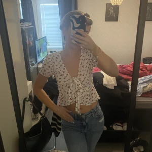 Blommig topp - Använd fåtal gånger